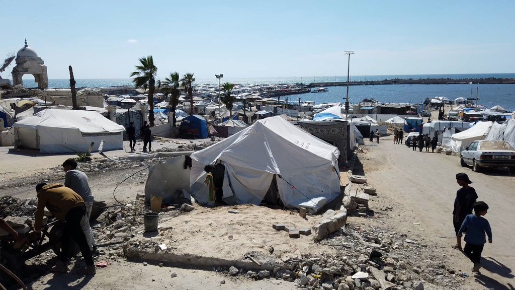 Tiendas de desplazados palestinos en el puerto de Gaza.